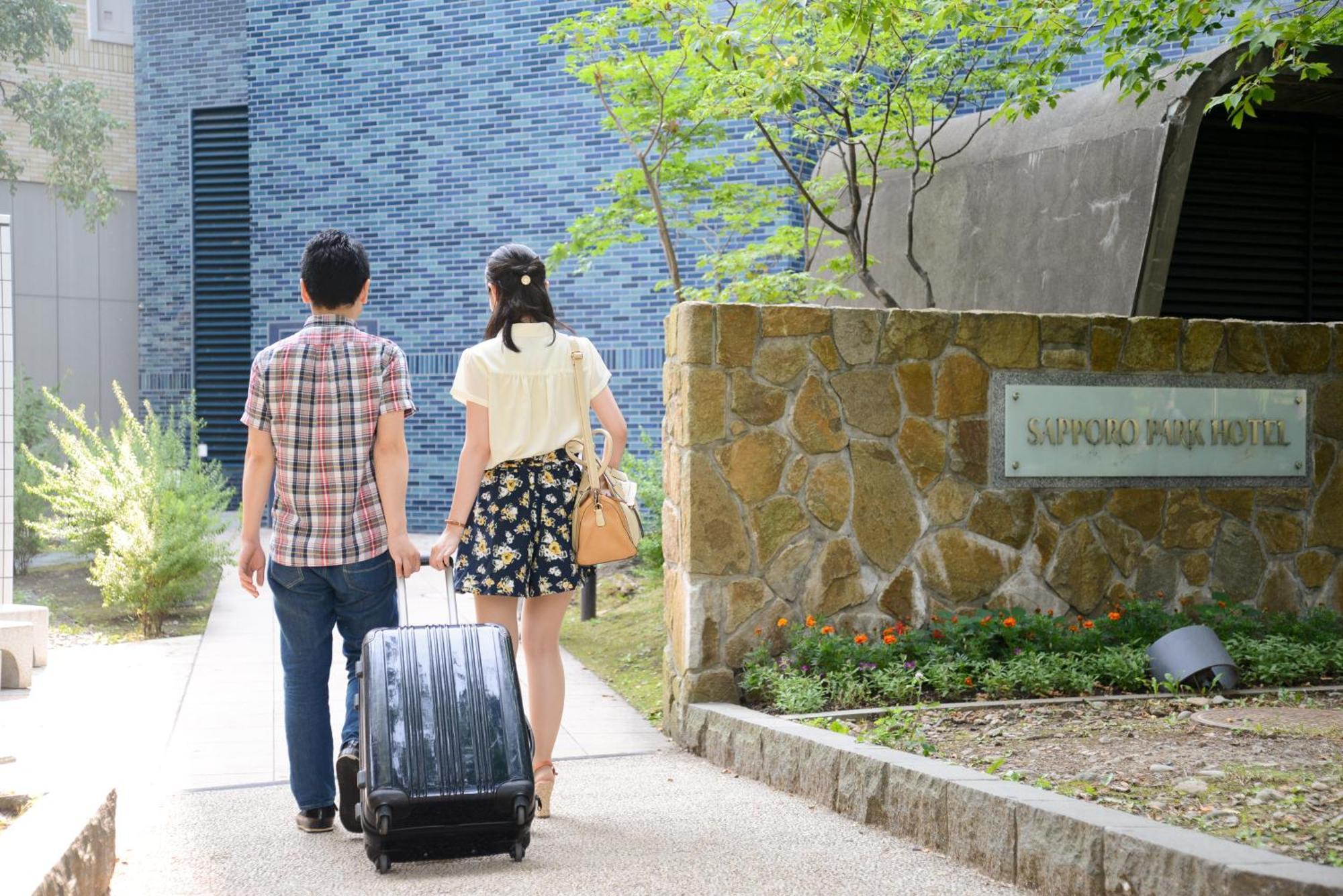 โรงแรมซัปโปโร ปาร์ค ภายนอก รูปภาพ A couple walking together